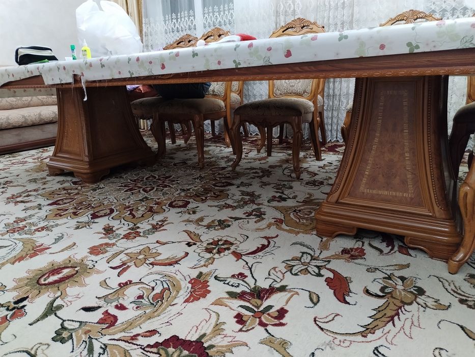 Стол,  стулья,  стенка