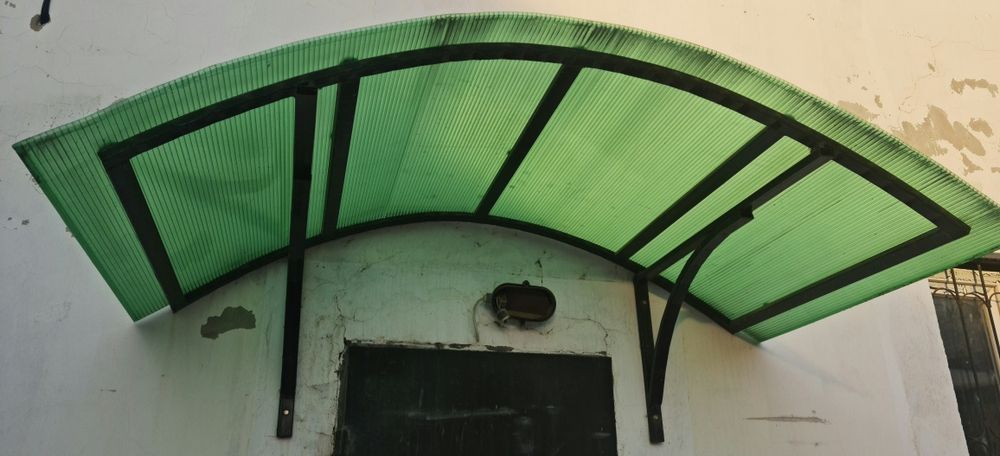 Навес над входной дверью