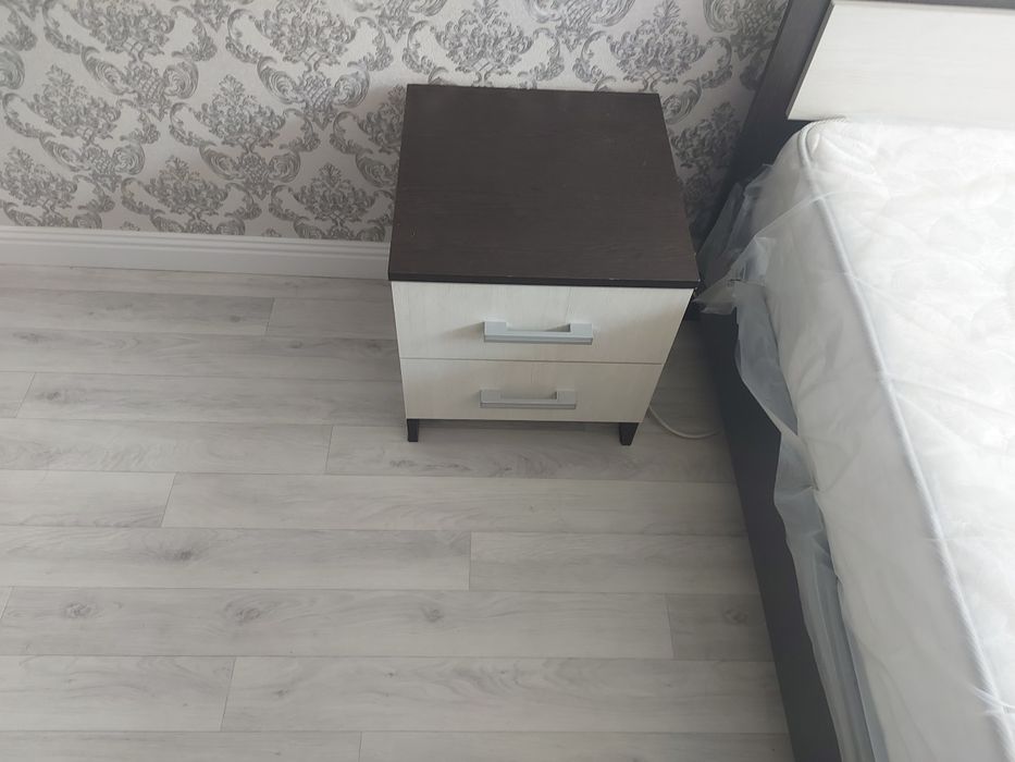 Двуспальная кровать с двумя тумбочками
