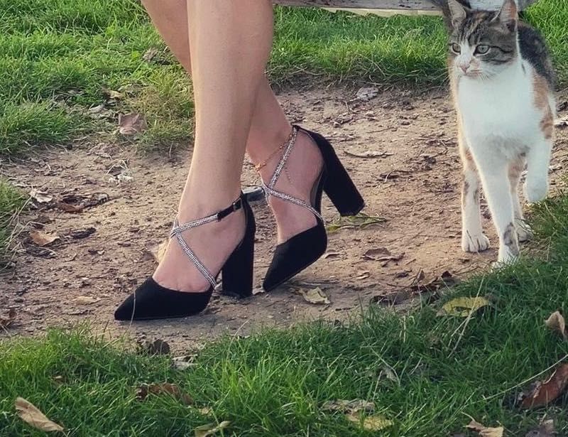 Vând acești minunați pantofi cu toc CAROLIE