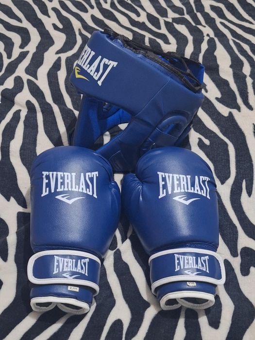 Шлем и перчатки боксерские