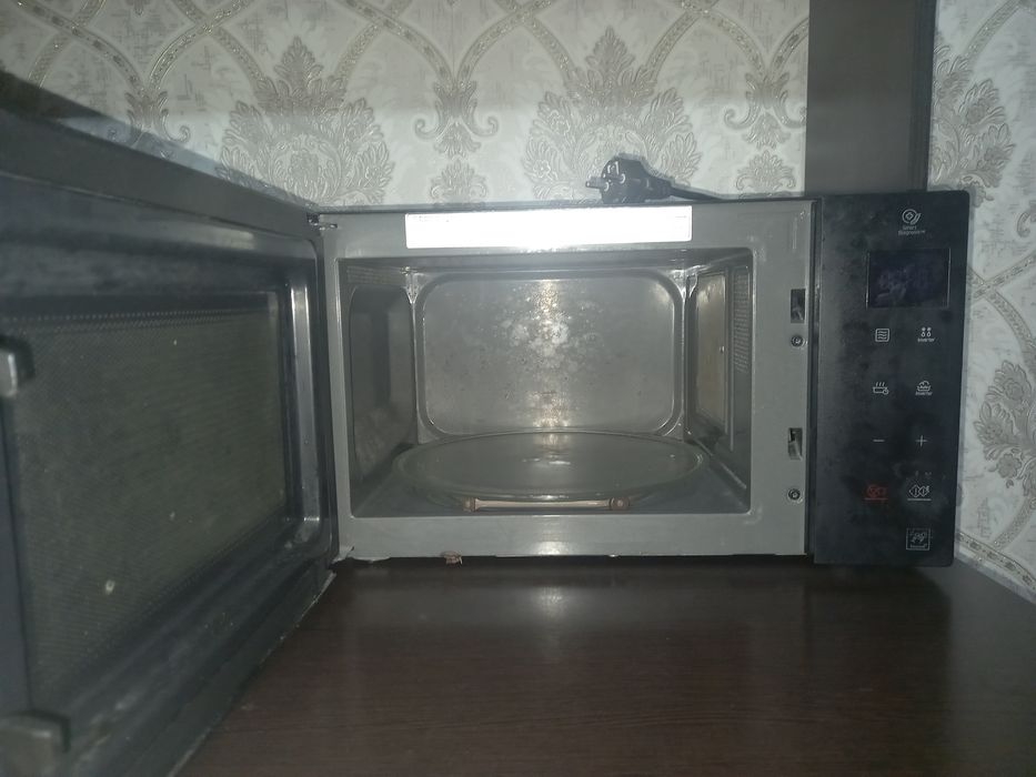 Микроволновка черная