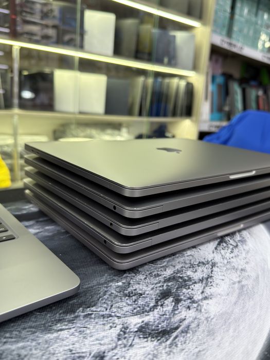 MacBook Pro with Apple M1 Chip (13.3 inch, 8GB RAM, 512GB SSD