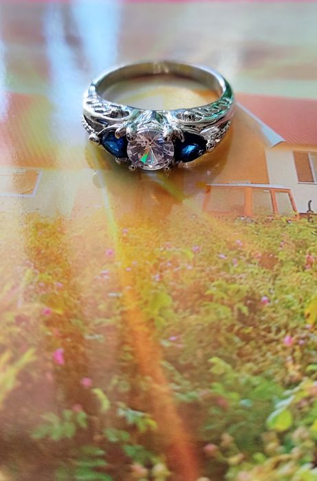 Златен пръстен БЯЛО ЗЛАТО 24К с бяла сапфирова лента