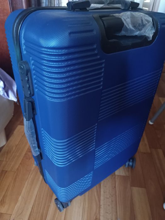 Чемодан пластиковый новый