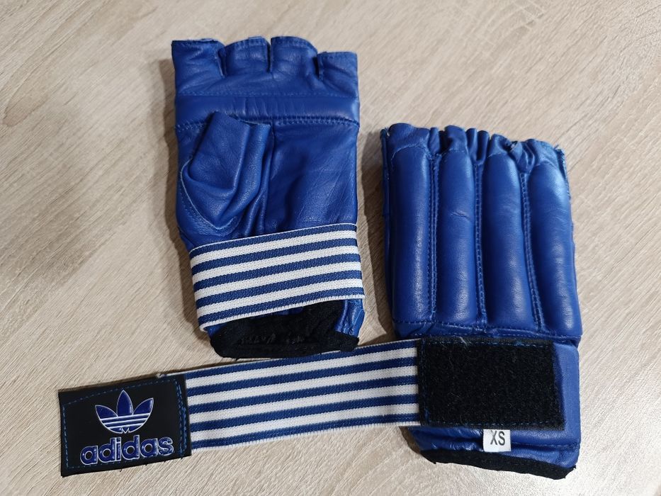 Перчатки для единоборств