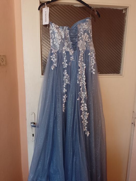 Продавам бална рокля с чанта и токчета