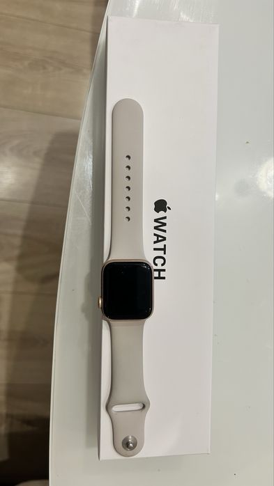 Продам Apple Watch SE 40 оригинал