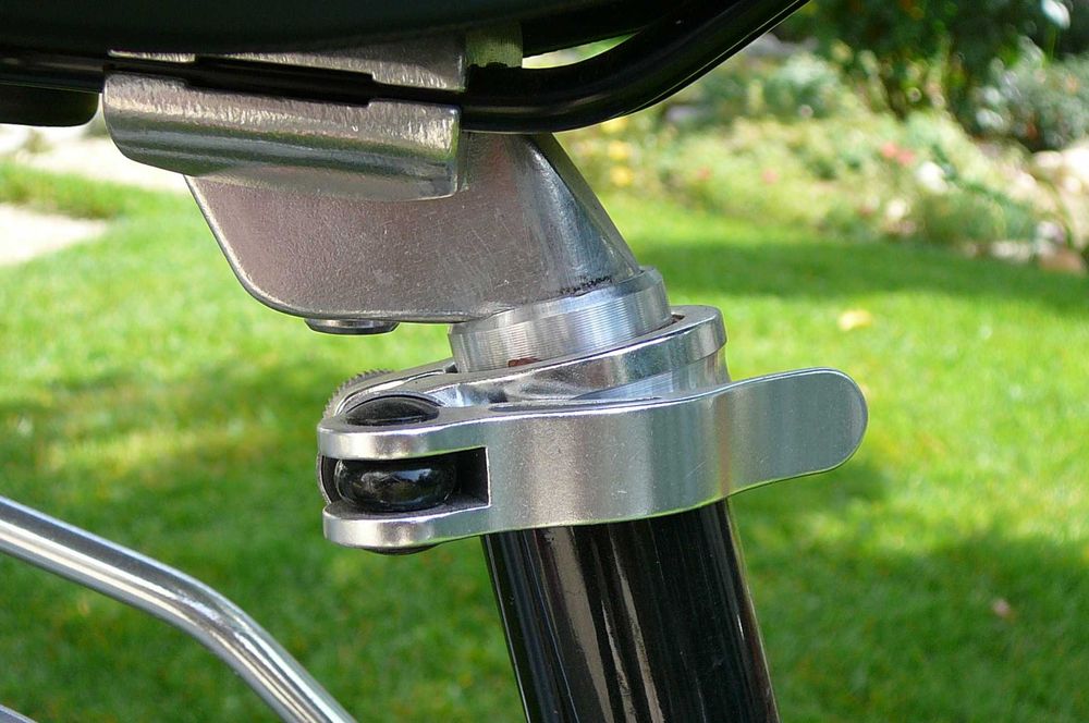 Vând bicicletă city bike Kellys Twist, cadru din aluminiu, roți 26”, echipare completa de fabrica, păstrată în interior.