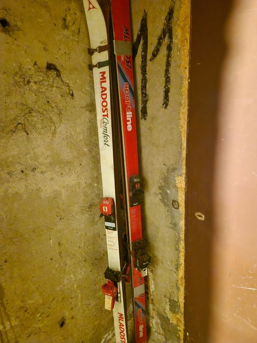 Продавам стари ски 2 чифта
