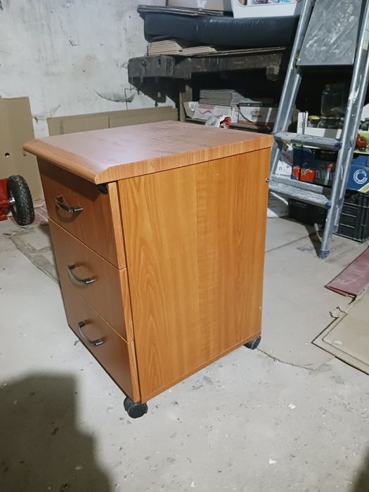 Продавам шкаф за бюро. 60/40/45.