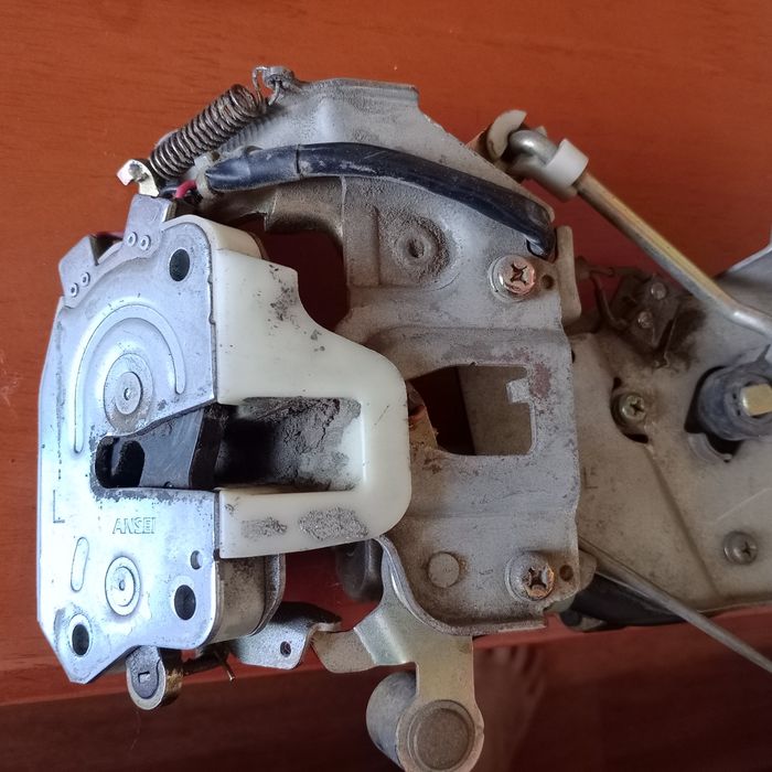 Замок доводчик Делика Delica