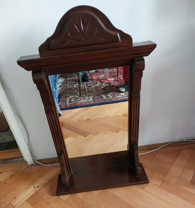 Oglinda cu rama de lemn masiv