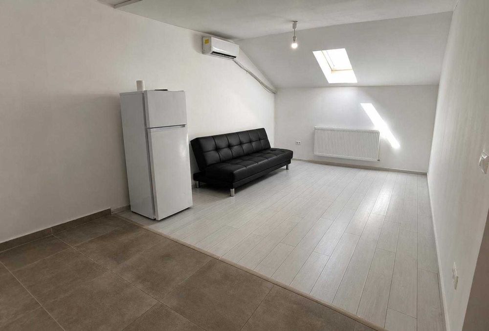 Vand Ap 2 camere la MANSARDA . Sau schimb cu Ap 3 cam. Ofer diferenta.