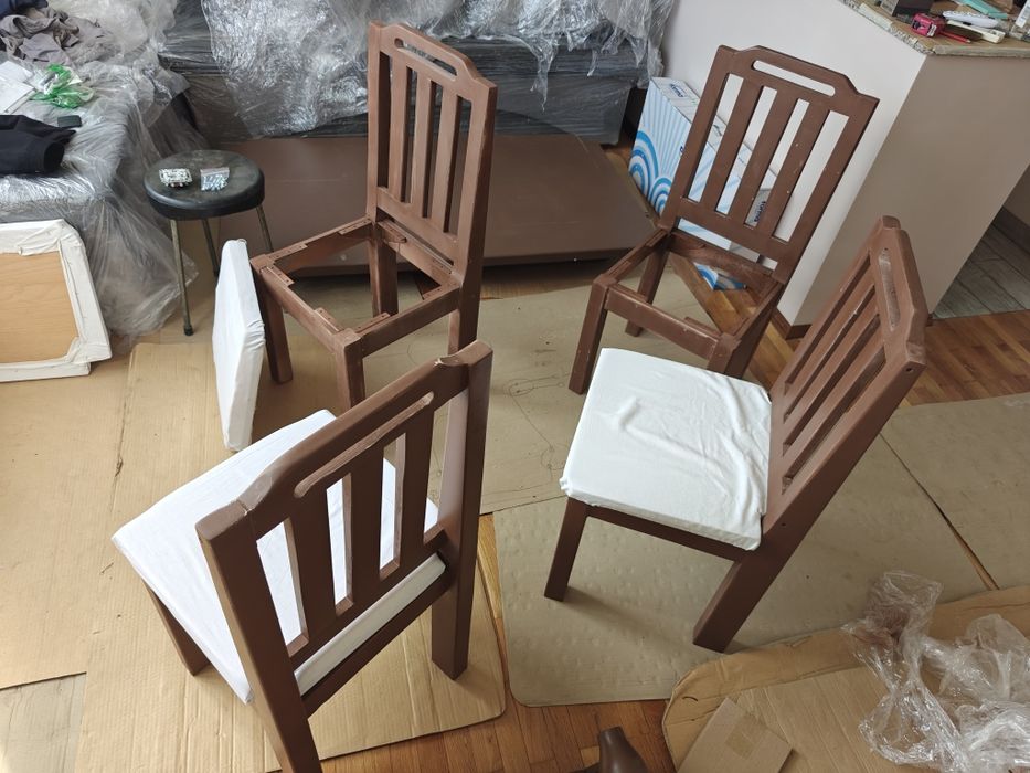 Масивна маса със столове