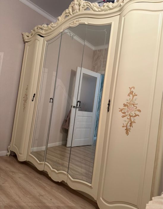 Шкаф и туалетный столик