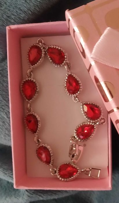 Масивна, сребърна гривна. В кутия за подарък.