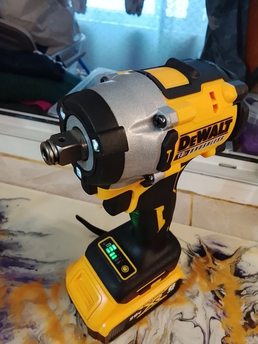 Impact pentru înșurubat DeWalt DCF 922 cu o baterie de 6A NOU