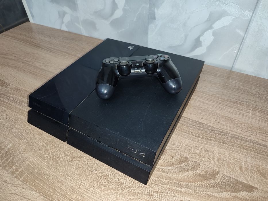 Приставка PS 4 в отличном состоянии!