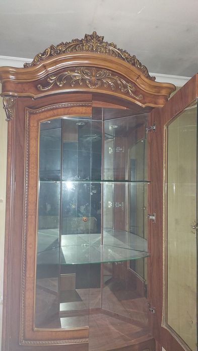 Продам угловой сервант