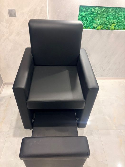 Продавам стол за педикюр