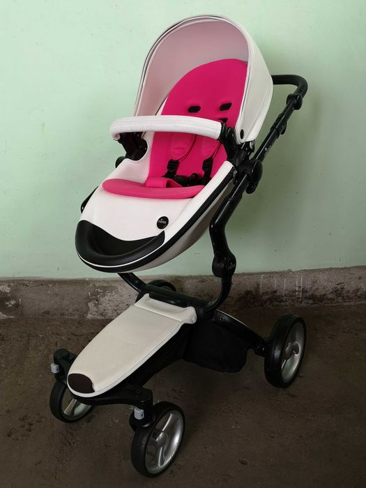 Carucior 2 in 1 Mima Xari Snow White, alb cu cadru negru si saltea roz