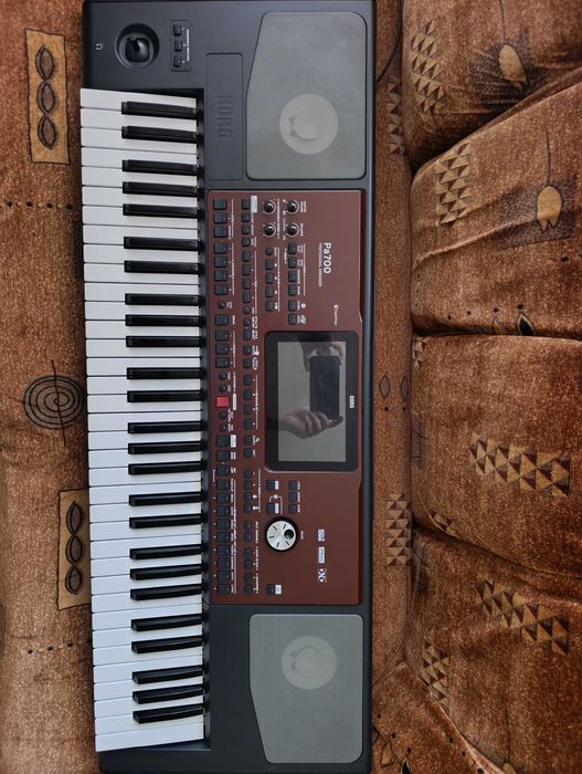 Продавам korg pa 700 чисто нов!!
