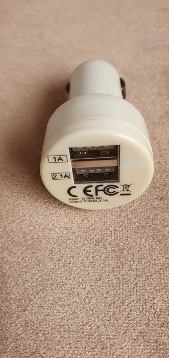 Încărcător auto 12 - 24V DC, cu două porturi USB