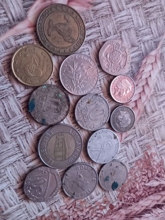 Vând monede vechi