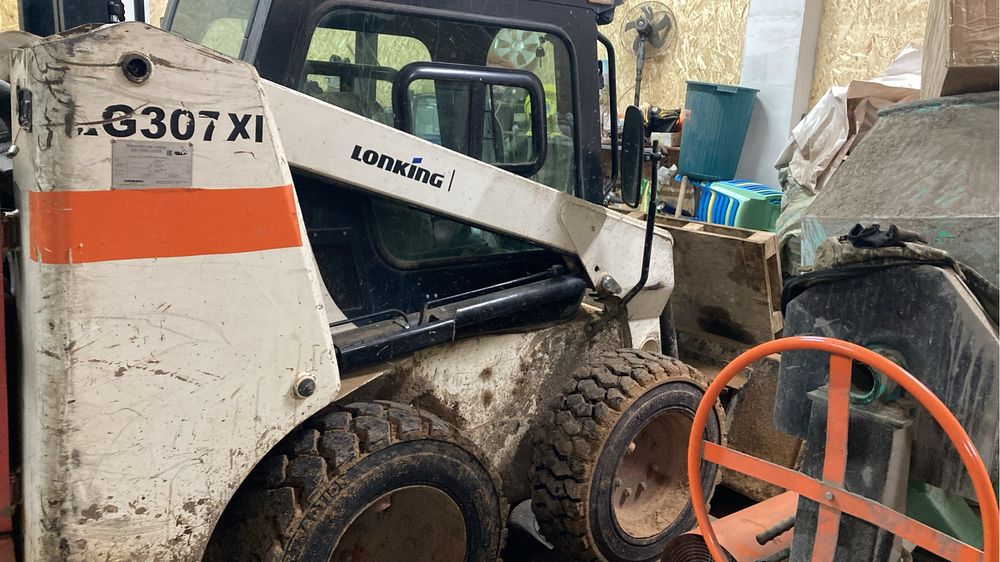 Чистим снег мини погрузчиком боб кат