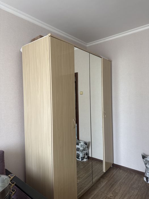 Шкаф бежевый с зеркалами