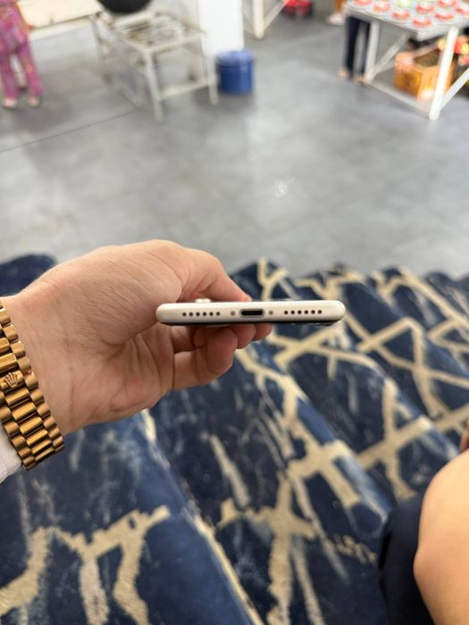 Iphone se 3 срочно сотилади