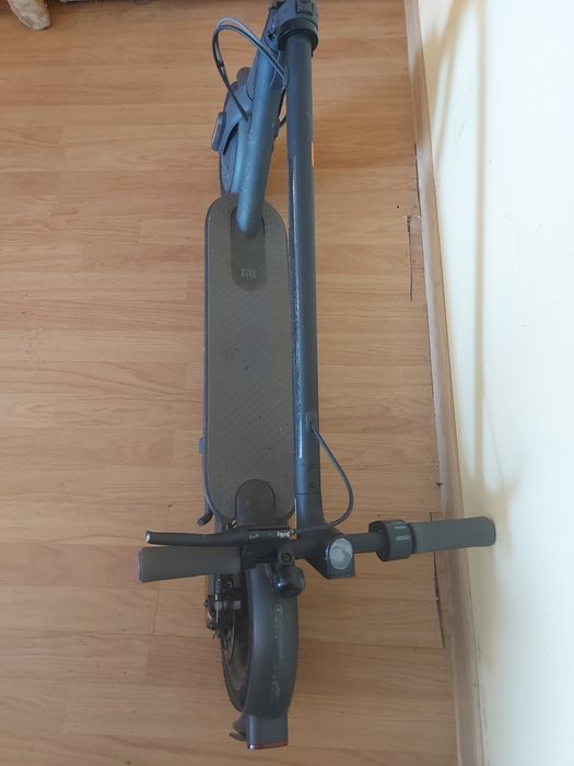 Trotineta electrica și casca de protectie