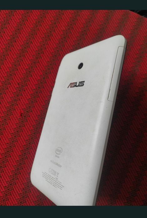 Tabletă ASUS, cu slot pentru Micro SD card și slot pentru SIM. Nu a mai fost folosită de mult timp, nu pornește, cine se pricepe o face funcționala