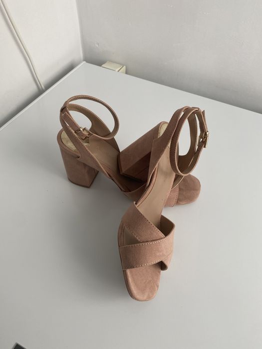 Sandale roz prafuit si negre