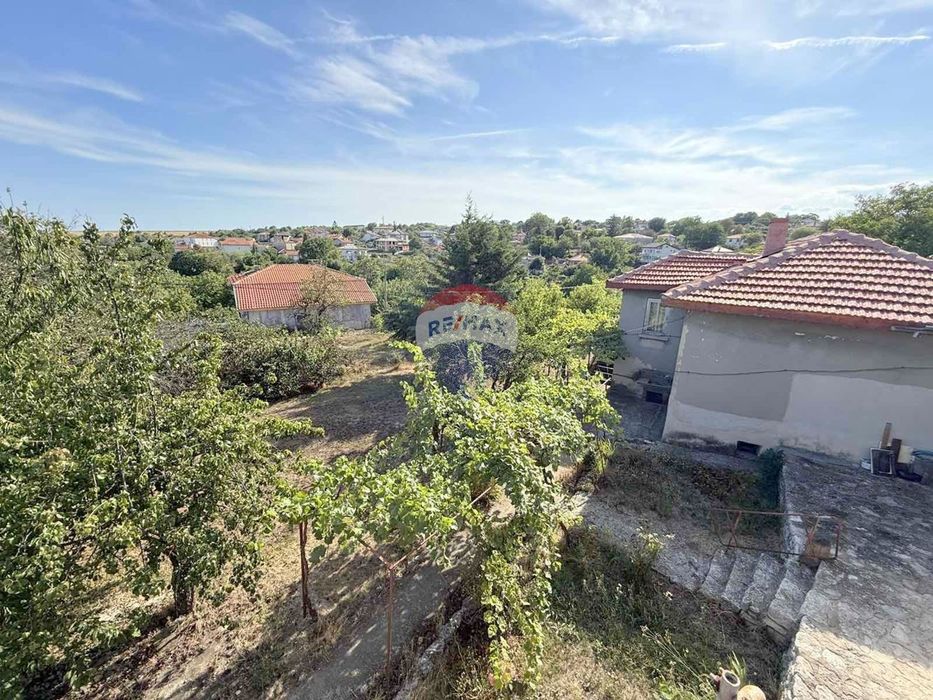 Къща с гараж за продажба в с.Кичево