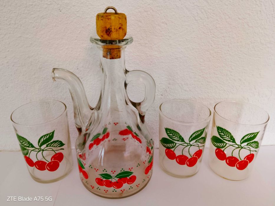 Стъклен сервиз.Винтидж.Италия.За ликьор,вишновка и др.