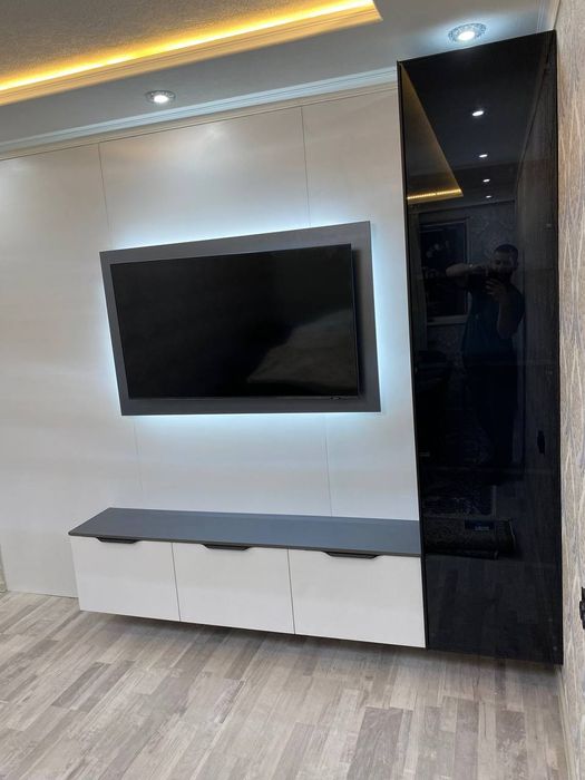 ТВ тумба стеклянными дверцами