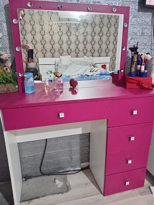 Vând masa machiaj stare foarte bună