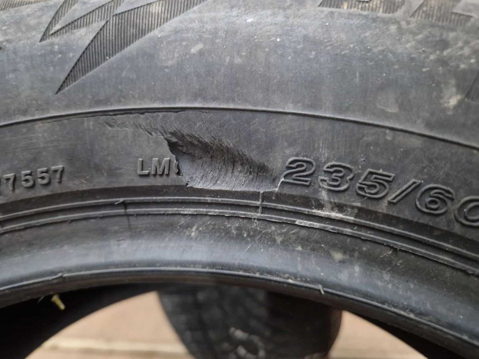 2 Bridgestone R17 235/60
зимни гуми
DOT3421
