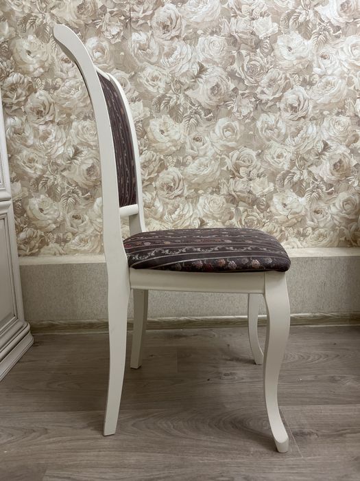 Витрина, стол, 8 стульев