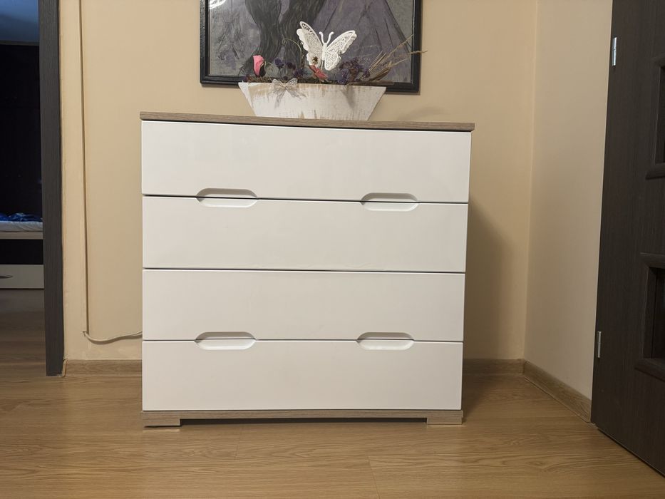 Комод / скрин с 4 чекмеджета и подарък