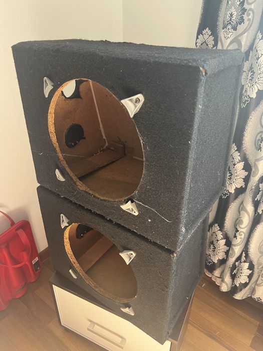 Vand 2 incinte pentru subwoofer auto.