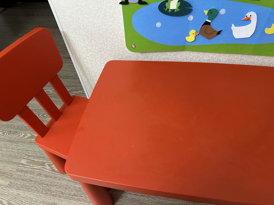 Продам детский стол и 2 стульчика