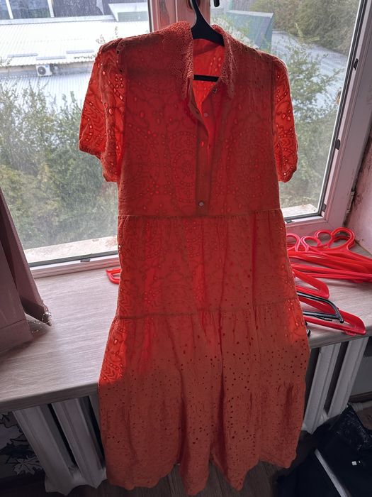 Платья, рубашки каждая по 2000 тг