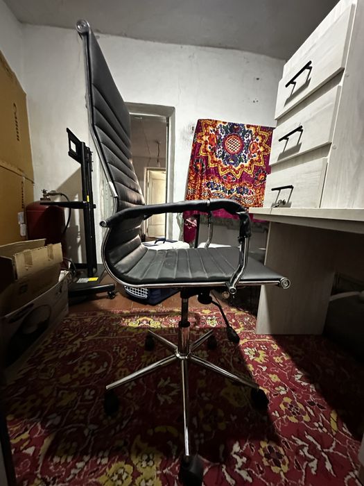 Продается письменый стол в хорошим состоянием Срочно