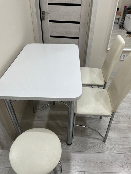 Продам стол и стулья