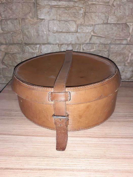 Vand cutie pt palarie /gulere pt camasi, din piele