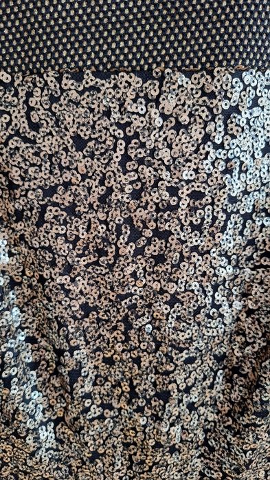 Rochie aurie, paiete şi franjuri