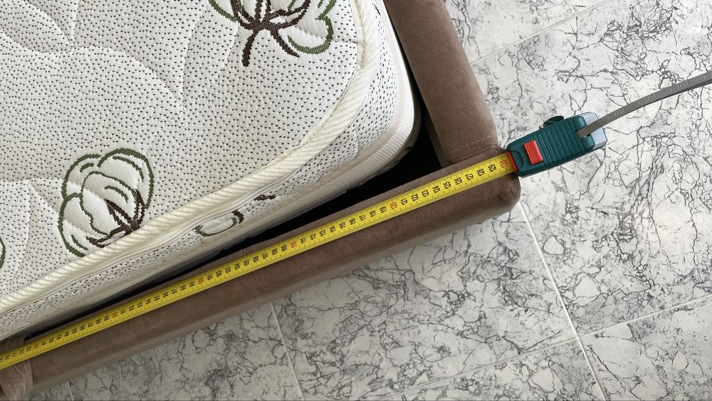 Кровать с матрасом